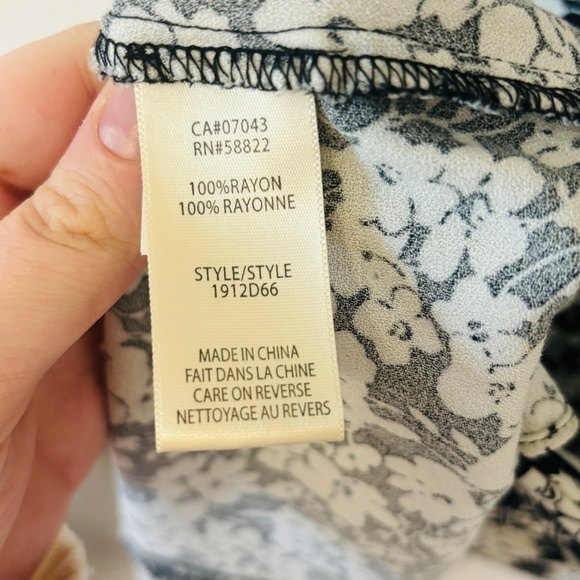 Max Studio Black and White Floral Flouncy Button Dress SZ Medium - Picture 6 of 9